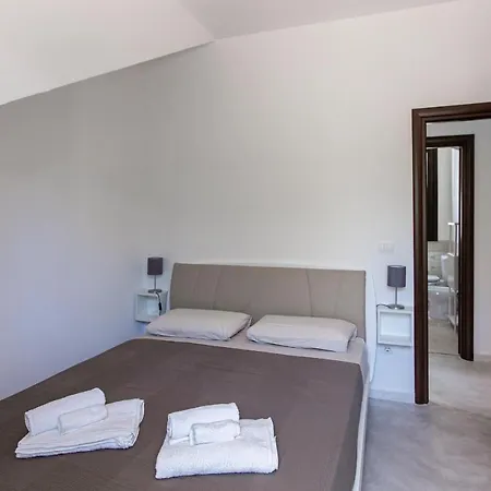 House Sea Ognina